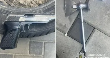 У Києві чоловіки для знайомої "вибивали" зарплату сокирою та пістолетом