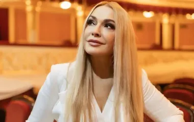 В образі діви: Сумська зачарувала архівним фото в золотистому корсеті на подіумі