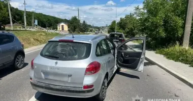 На Тернопільщині водій Renault в’їхав у VoIkswagen, постраждало троє людей