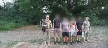 Четверо чоловіків влаштували "заплив" на Закарпатті і попалися прикордонникам