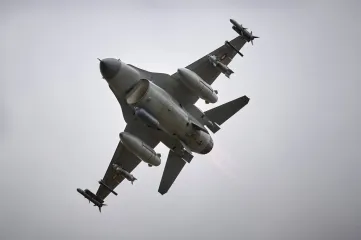 По примеру Второй мировой: как украинские F-16 сражаются с "шахедами" во время атак (видео)