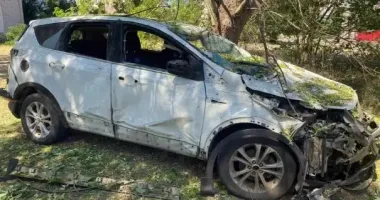 Під Херсоном росіяни скинули вибухівку на цивільне авто: водія та пасажира госпіталізували