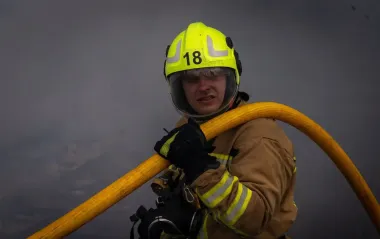 РФ ракетою вдарила по Очакову: є постраждалий, почалась пожежа (відео, фото)