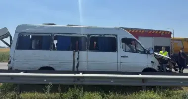 У Самарі маршрутка перекинулась після зіткнення - внаслідок ДТП постраждали 4 особи