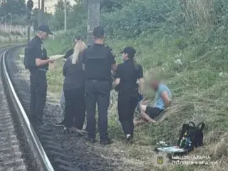 Во Львове мужчина напал на детей, которые хотели помочь ему и вызвать скорую