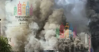 На Львовщине ТЦ сгорел дотла после попадания молнии в крышу с солнечными панелями