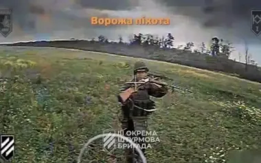 Russian invader throws rifle at kamikaze drone to escape attack by 3rd SAB fighters. VIDEO