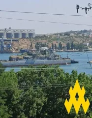 Росіяни замаскували сліди удару по кораблю ЧФ у Севастополі: фото від "Атеш"