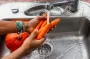 Якою водою краще мити овочі — гарячою чи холодною: чому температура важлива