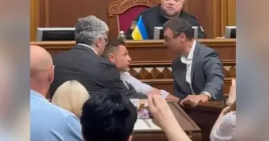 Бійка у Верховній Раді: трибуну не поділили Гончаренко та Гетманцев