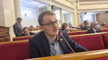 Нардеп-"слуга" играл в телефон, когда Рада увольняла Шмыгаля, — соцсети (фото, видео)