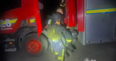 Росія двічі вдарила по Нікополю: постраждали рятувальники та місцеві жителі