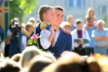 Шкільна форма, рюкзак і кросівки: на що вистачить обіцяні 5000 грн для першачків
