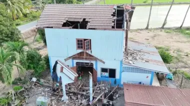 Два голубя влетели в окно и обрушили жилой дом: хозяйку доставали из-под завалов (фото)