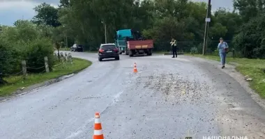 На Тернопільщині вантажівка знесла пікап з дороги