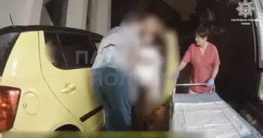 У Києві жінка народила в авто по дорозі в пологовий - патрульні допомогали: відео