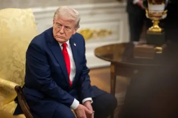 Отекают ноги и появляются синяки на руках: у Трампа обнаружили хроническое заболевание (видео)