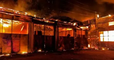 У Херсоні рятувальники потрапили під повторний обстріл під час ліквідації пожежі