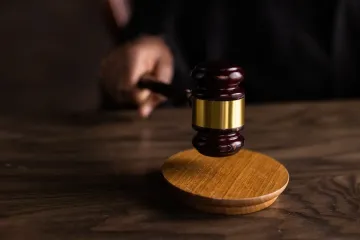Женщина судится с сестрой из-за "странного" завещания: на суде всплыло неожиданное (фото)