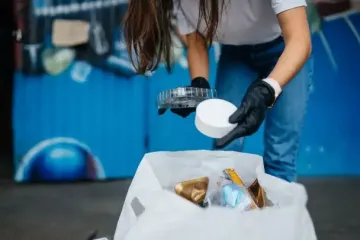 Чи небезпечно виносити сміття ввечері: що кажуть народні прикмети та церква