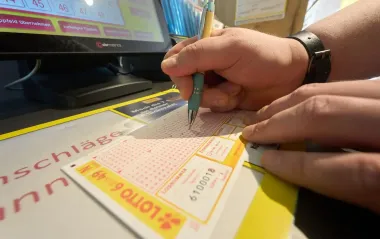 Чоловік зірвав джекпот у лотереї 14 разів: його секрет шокував навіть ФБР