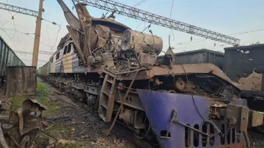 Керівник "Укрзалізниці": Росіяни цілеспрямовано нищать цивільні потяги і "полюють на локомотиви"