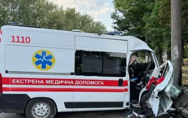 "Скорая" врезалась в столб в Днепре: один медик погиб, еще двое пострадали