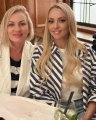 Оля Полякова з донькою приїхала до мами й замилувала спільними кадрами на пляжі