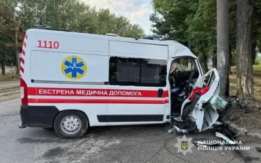 В Днепре "скорая" влетела в столб: погиб медик (фото)
