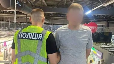В Киеве мужчина с ножом напал на посетителя торгового центра: пострадавший в больнице
