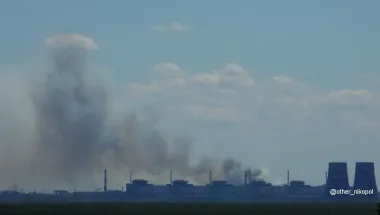 Пожар и дым возле Запорожской АЭС: угрожает ли станции блэкаут (фото, видео)