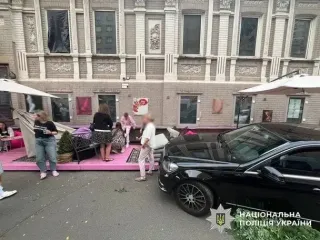 У Києві Mercedes протаранив літню терасу кафе: хто був за кермом (фото)