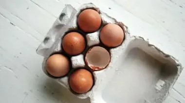 Кухарі попереджають, що яйця не можна розбивати ножем: і ось чотири причини чому