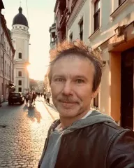 Святослав Вакарчук вперше за тривалий час показався на публіці з коханою, яка народила йому дітей