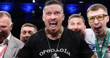 Александр Усик нокаутировал Дюбуа: украинские звезды поздравляют чемпиона (фото)
