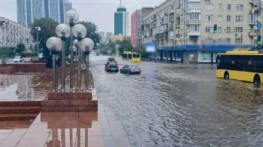 В Киеве ливень парализовал движение: образовалась пробка на Галицкой площади
