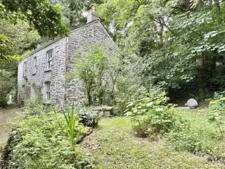 В Британии продают коттедж с условием оставить в саду старую могилу (фото, видео)