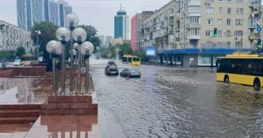 У Києві через зливу водії застрягли в заторі - що відбувається