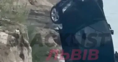 На Львівщині BMW злетів у воду з кар’єра: одна людина загинула, двоє врятовані