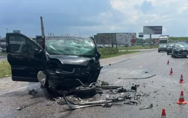 Под Львовом 21-летний на BMW въехал в микроавтобус: семь человек в больнице (фото)