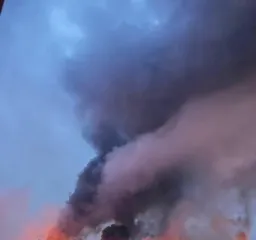 Россияне всю ночь массированно атаковали Киев: разные районы столицы охватили пожары, что известно (видео)