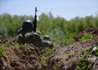 "Были вежливыми и захотели сдаться": двое бойцов ВСУ набрали в плен 7 оккупантов (видео)