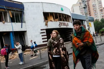 Вынесли телефоны и планшеты: в Киеве ограбили магазин, пострадавший от ударов ВС РФ (видео)