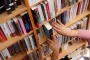 Фэнтези, преступления, шпионы: что читать в жару, когда сериалы надоели, — топ книг на лето 2025