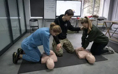 Польща випустить посібник на випадок війни і перекладе його українською мовою