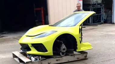 Десятки новеньких Chevrolet Corvette C8 разрезали пополам пилой на заводе (фото)