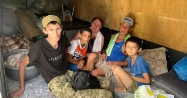 На Дніпропетровщині родина з дітьми через страх обстрілів жила в лісосмузі