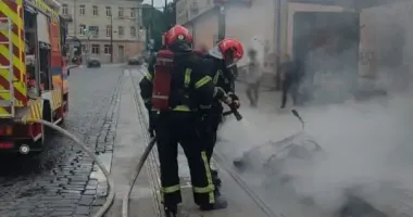 Згорів вщент: у Львові під час руху спалахнув електроскутер