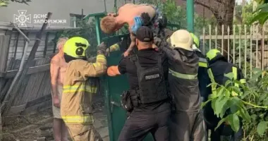 Житель Запоріжжя наштрикнувся на металевий паркан і звисав головою донизу