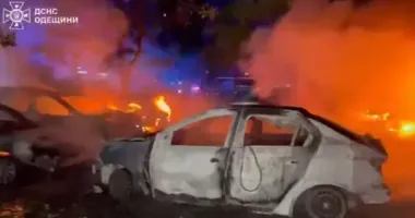 Нічна атака дронів по Одесі: горіли авто, пошкоджені багатоповерхівки